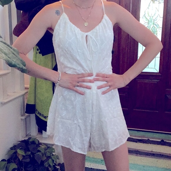 Ivory shorts Romper tank top with front tie - Picture 3 of 16